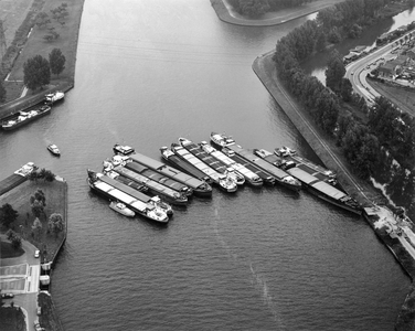 842792 Luchtfoto van de blokkade door schippers met hun vrachtschepen van het Amsterdam-Rijnkanaal ter hoogte van de ...
